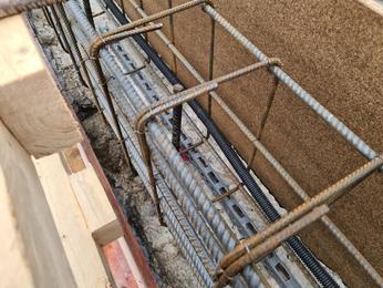 Terrassensanierung: Die Schalung mit einer starken Eisenarmierung und Verlegung der Rohre für die elektrischen Leitungen