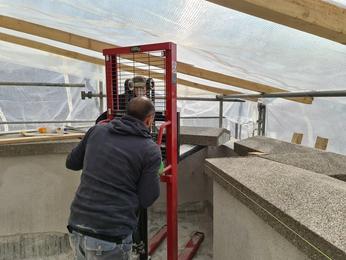 Terrassensanierung: Aufbringung der Kopfsteine mit einer stromfreien Hebebühne
