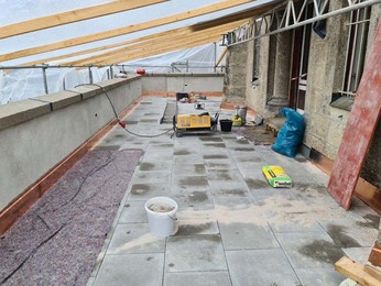 Terrassensanierung: der neue Terrassenbelag mit hochwertigen Betonplatten