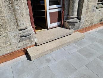 Terrassensanierung: der Terrassenausgang - hier wurden Stufen betoniert und auf Alt abgezogen
