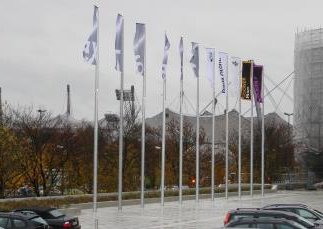 Malerarbeiten bei BMW in München - die Fahnenmasten