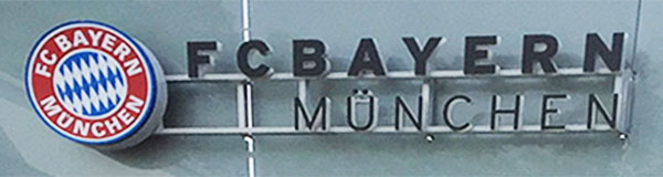 Firmenschild des FC Bayern München am Vereinsgebäude in der Säbenerstraße