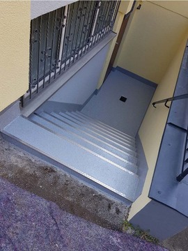 Treppensanierung: Kellertreppe (nachher) von oben mit ebenfalls renoviertem Gully