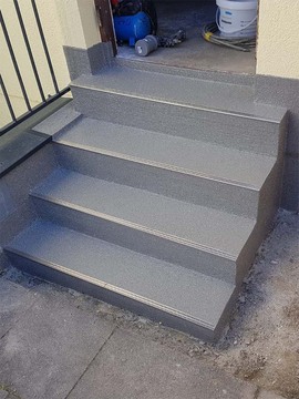 Treppensanierung: Eingangstreppe (nachher) mit Kantenschutzprofilen