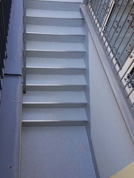 Treppensanierung: Kellertreppe (nachher) mit Kantenschutzprofilen