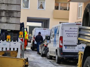 Tiefgaragensanierung München-Giesing: die Schoenwald GmbH mit mehreren Fahrzeugen und Kran vor Ort