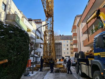 Tiefgaragensanierung München-Giesing: der Kran ist hier unabdingbar