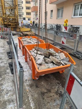 Tiefgaragensanierung München-Giesing: Betonabfall wird in Containern entsorgt