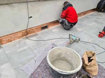 Terrassensanierung: Montage der Randbleche aus Kupfer