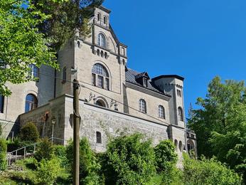 Terrassensanierung: Sanierte Außenmauer, oben Ringanker, Kopfplatten, kupferne Abläufe außen